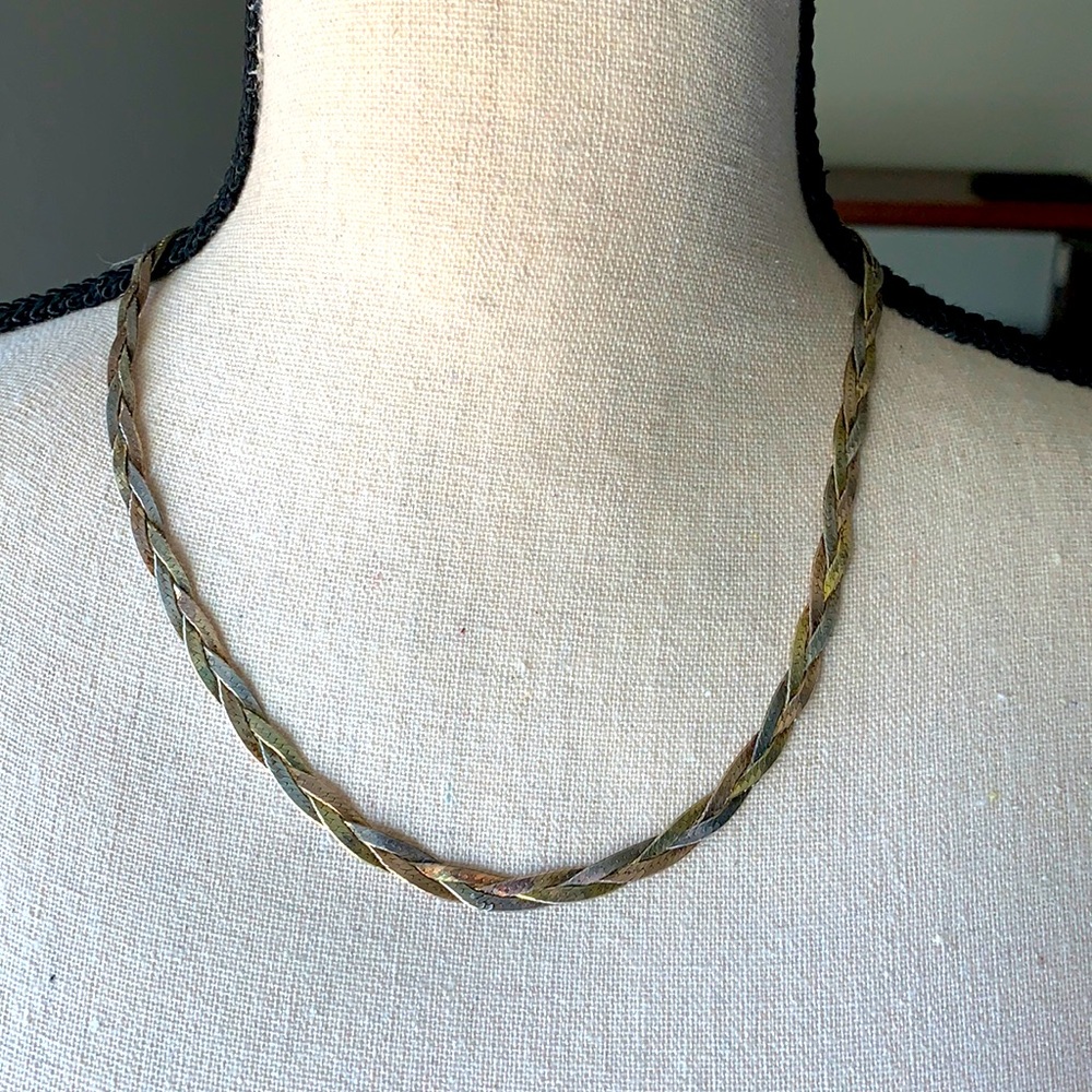 All silver tri-colored 20” chain.